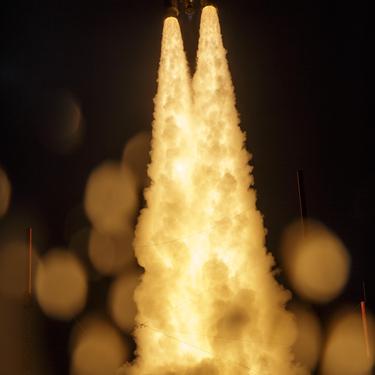 The James Webb Telescope Lights Up The Sky During Launch 歌词 Loki Down的 